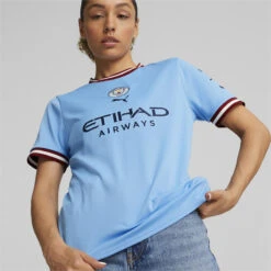 Maillot Manchester City F.C. Home 22/23 Replica Femme PUMA -Sports - Équipement de football maillot manchester city fc home 2223 replica femme puma 1